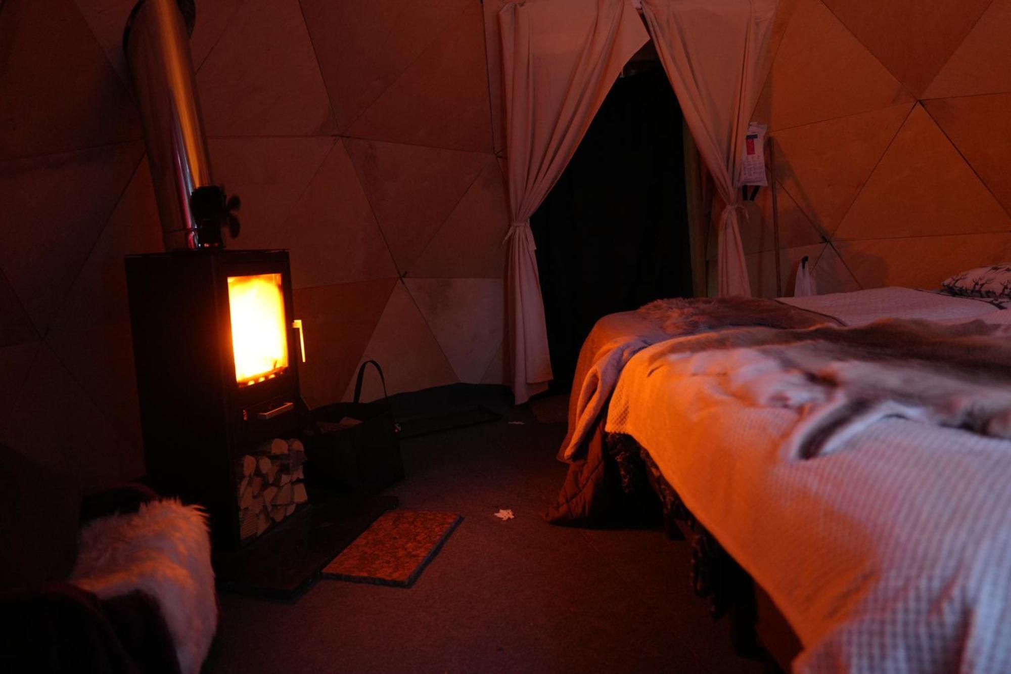 Aurora Igloo Fireplace-Heated Tents In A Secret Forest With Private Jacuzzi And Shared Sauna Bathroom And Dog Friendly Rovaniemi Esterno foto